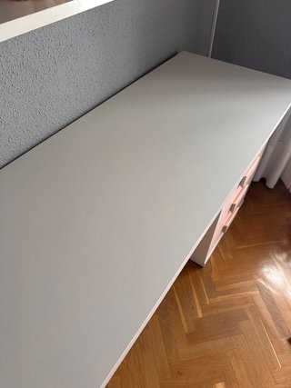 Habitación juvenil seminueva con colchón
