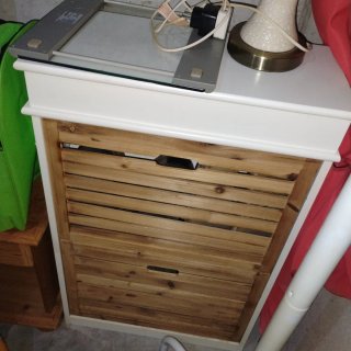 Zapatero de madera y blanco
