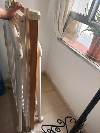 Cuna de bebé blanca con osito