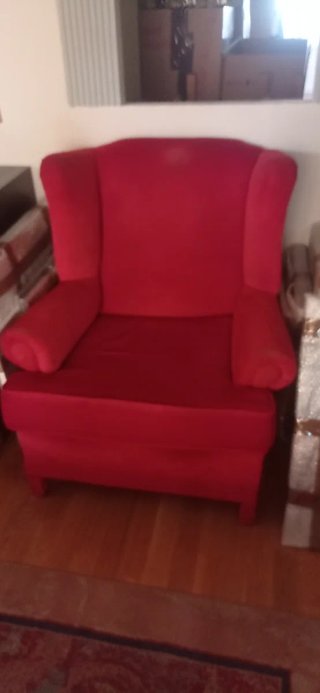 Sillón orejero rosa/rojo de terciopelo