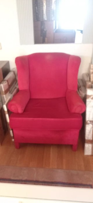 Sillón orejero rosa/rojo de terciopelo