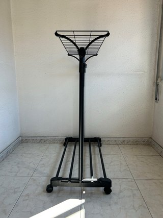 Perchero Metálico con Ruedas.
