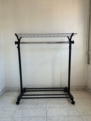 Perchero Metálico con Ruedas.