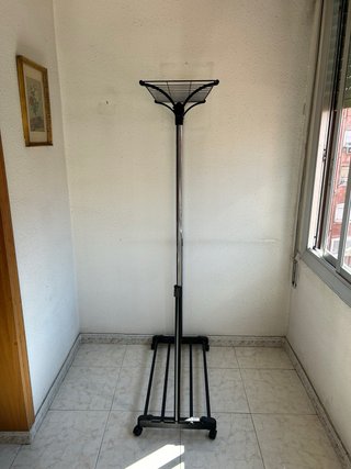 Perchero Metálico con Ruedas.