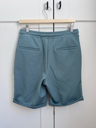 Bermuda ajustable con cordón y bolsillos