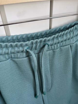 Bermuda ajustable con cordón y bolsillos