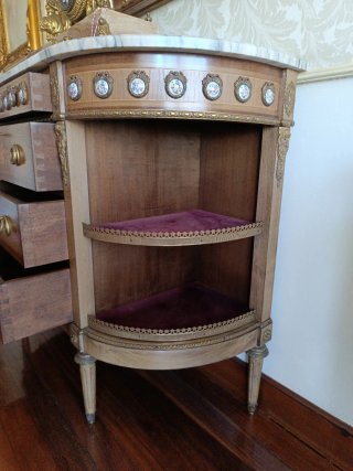 Aparador de madera con mármol y detalles dorados