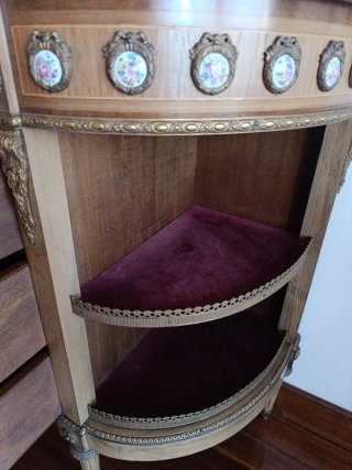 Aparador de madera con mármol y detalles dorados