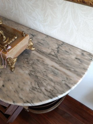 Aparador de madera con mármol y detalles dorados
