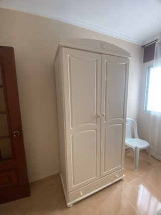 Armario de madera pintado de blanco
