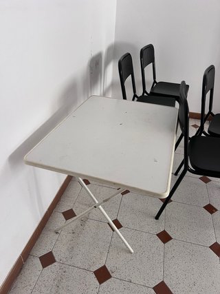 Mesa plegable blanca y negra