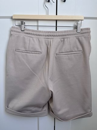 Bermuda ajustable con cordón y bolsillos
