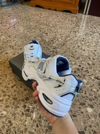 Zapatillas New Balance Blancas y Plateadas