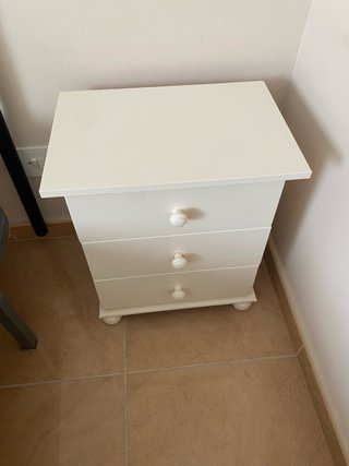 Mesita de noche, pintada en blanco