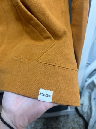 Sudadera con capucha y bolsillo color mostaza