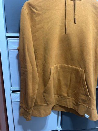 Sudadera con capucha y bolsillo color mostaza