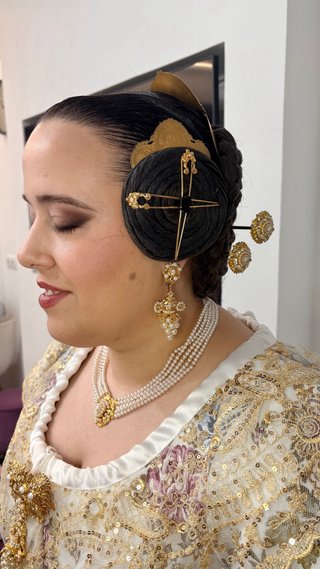 Peinado fallera y maquillaje