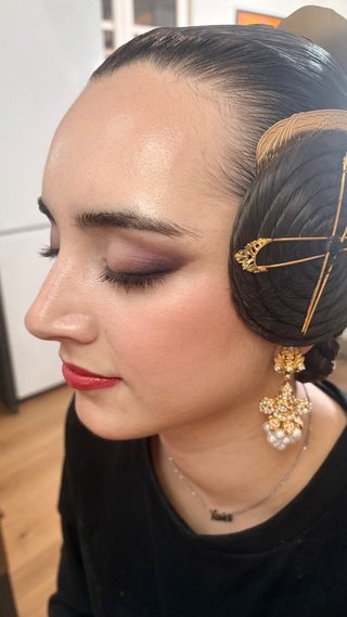 Peinado fallera y maquillaje