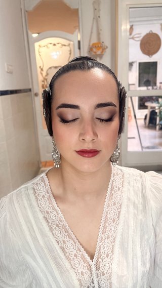 Peinado fallera y maquillaje