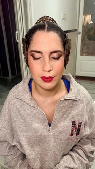 Peinado fallera y maquillaje