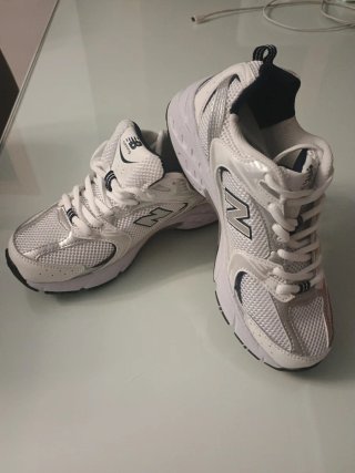 Zapatillas New Balance plateadas y blancas,no son