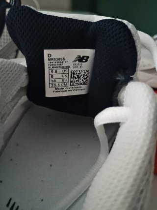Zapatillas New Balance plateadas y blancas,no son