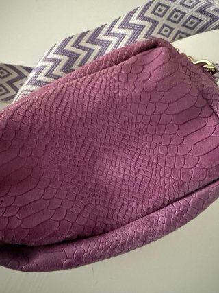 Bolso morado piel efecto serpiente