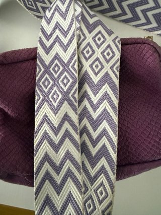 Bolso morado piel efecto serpiente