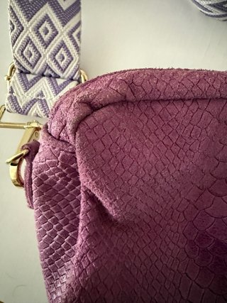 Bolso morado piel efecto serpiente