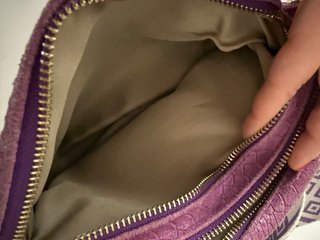 Bolso morado piel efecto serpiente