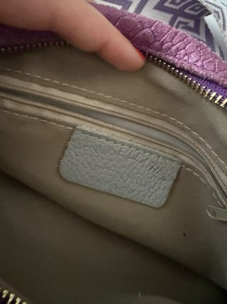 Bolso morado piel efecto serpiente