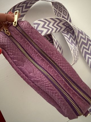 Bolso morado piel efecto serpiente