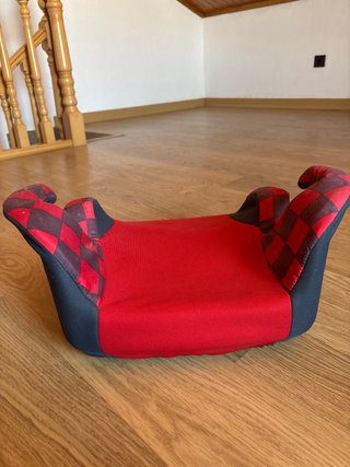 Silla de coche infantil a cuadros