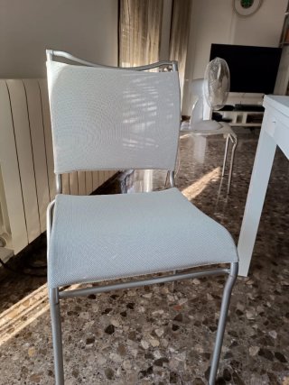 Mesa blanca extensible y 4 sillas comedor