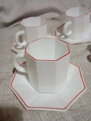 Juego de 4 tazas de porcelana con borde rojo