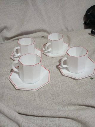 Juego de 4 tazas de porcelana con borde rojo