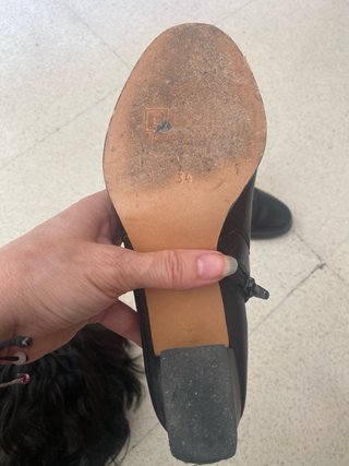 Botines negros de piel es talla 34 pero no me deja