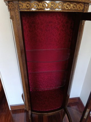 Vitrina de madera y cristal dorada