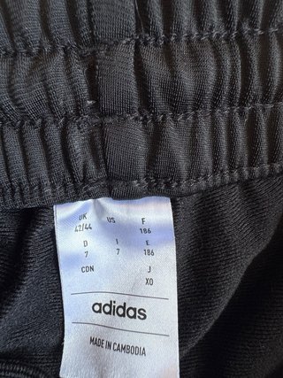 Chaqueta y pantalón Adidas prácticamente nuevo