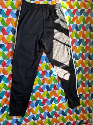 Chaqueta y pantalón Adidas prácticamente nuevo