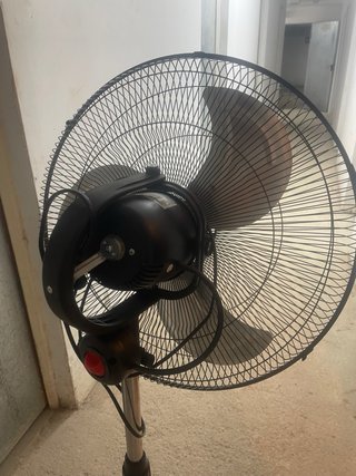 Ventilador de pie negro