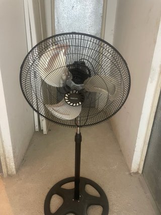 Ventilador de pie negro