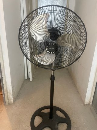 Ventilador de pie negro