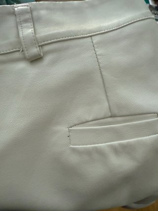 Pantalón blanco imitación piel