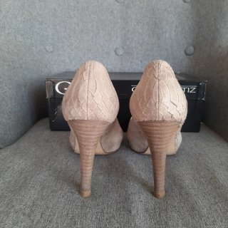 Zapatos tacón Gloria Ortiz beige talla 36