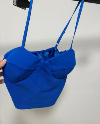 Top blu con spalline