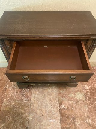 Escritorio de madera con 4 cajones