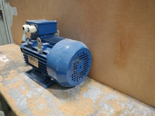 Motor Eléctrico Azul con Polea
