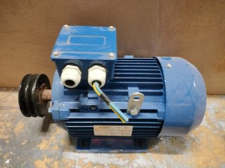 Motor Eléctrico Azul con Polea