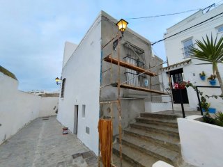Se realizan trabajos de pinturas y restauración